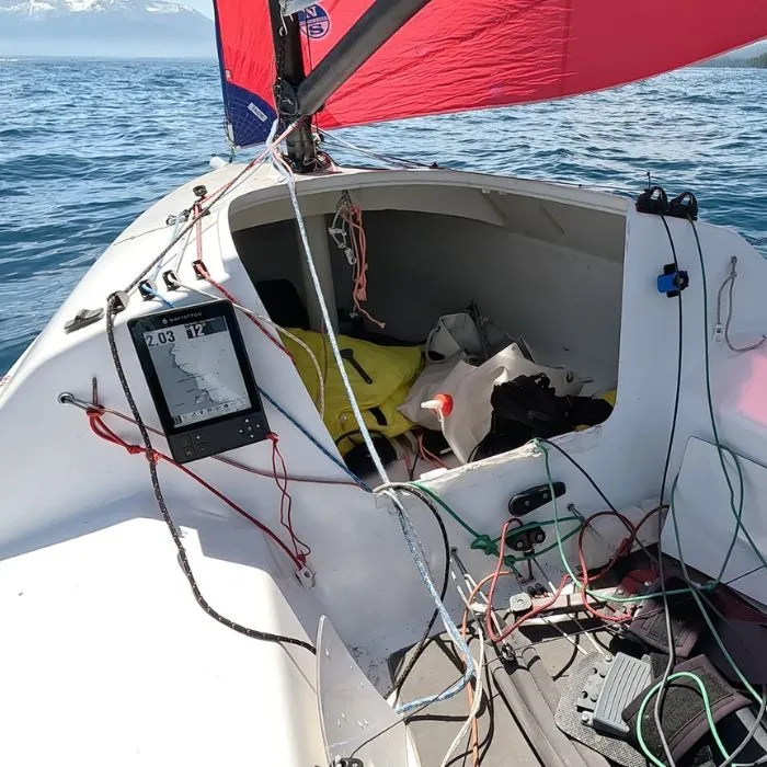 Anti-glare boat GPS tablet with E-Ink screen on a small sailing boat in sunlight. Long-lasting 50-hour battery life so you can navigate with confidence.